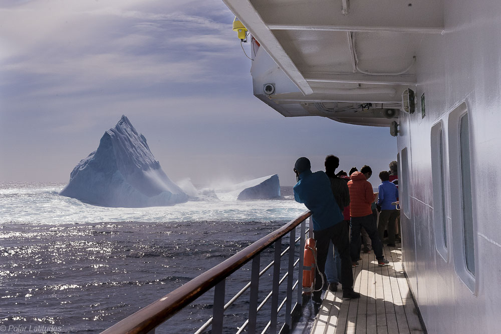 Eisberg in der Antarktis mit einer Reise von Polar Latitudes Eisberg in der Antarktis mit einer Reise von Polar Latitudes
