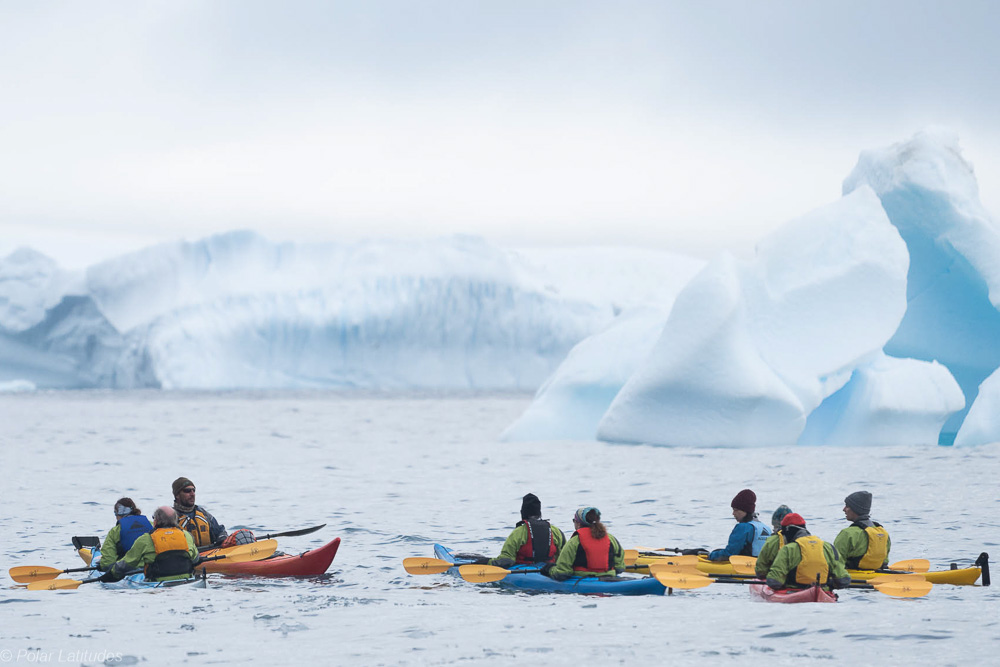 Fahrt mit Seekajaks in der Antarktis mit einer Reise von Polar Latitudes Fahrt mit Seekajaks in der Antarktis mit einer Reise von Polar Latitudes