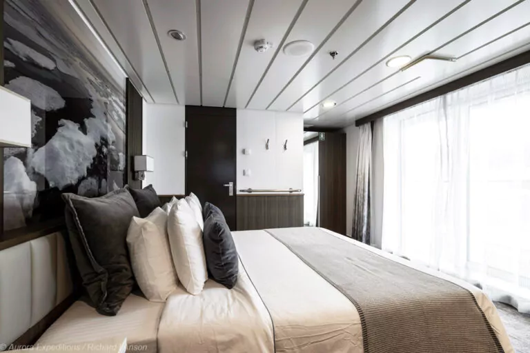 Balkon Kabine Superior auf der Sylvia Earle Aurora Expeditions Richard I Anson