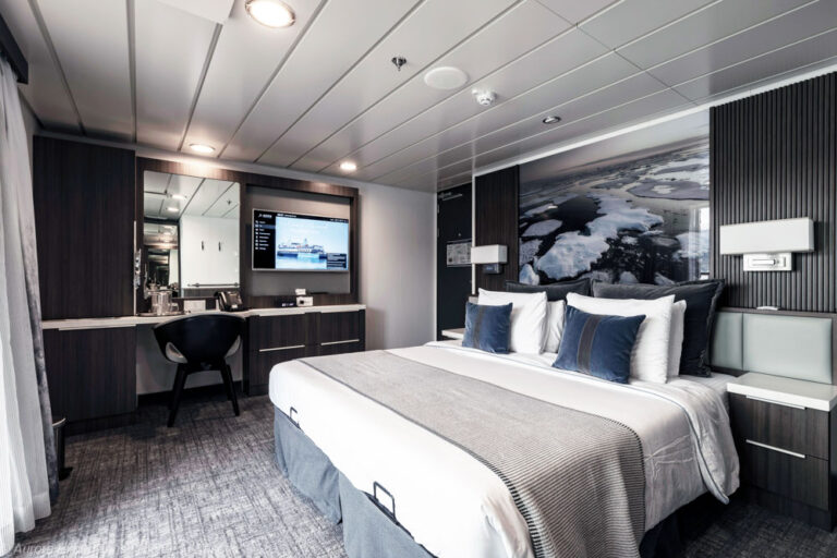 Balkon Kabine Superior auf der Sylvia Earle in der Antarktis Aurora Expeditions Richard I Anson