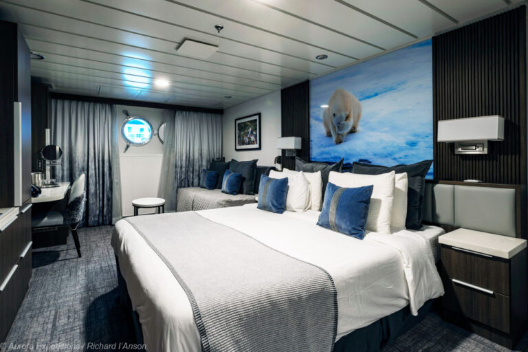 Dreibett Kabine Bullaugen auf der Sylvia Earle Aurora Expeditions Richard I Anson