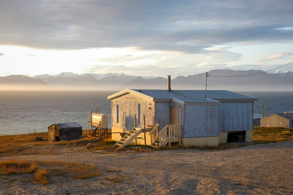 Ein Holzhaus in der Kanadischen Artkis mit Blick auf das Meer Ein Holzhaus in der Kanadischen Artkis mit Blick auf das Meer