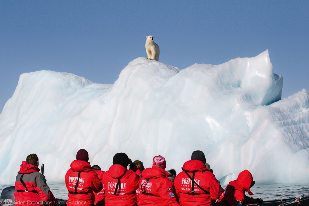 Eisbär, Zodiac und Eisberg Spitzbergen Poseidon Expeditions John Bozinov