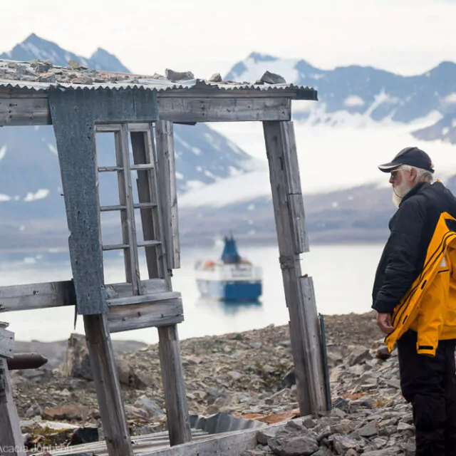 Hütte in Spitzbergen Arktis Quark Expeditons Acacia Johnson