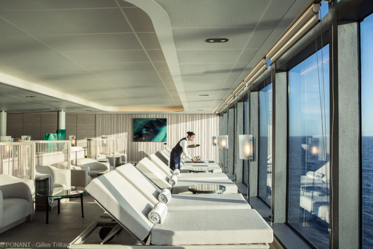 Le Commandant Charcot Lounge PONANT-Gilles Trillard