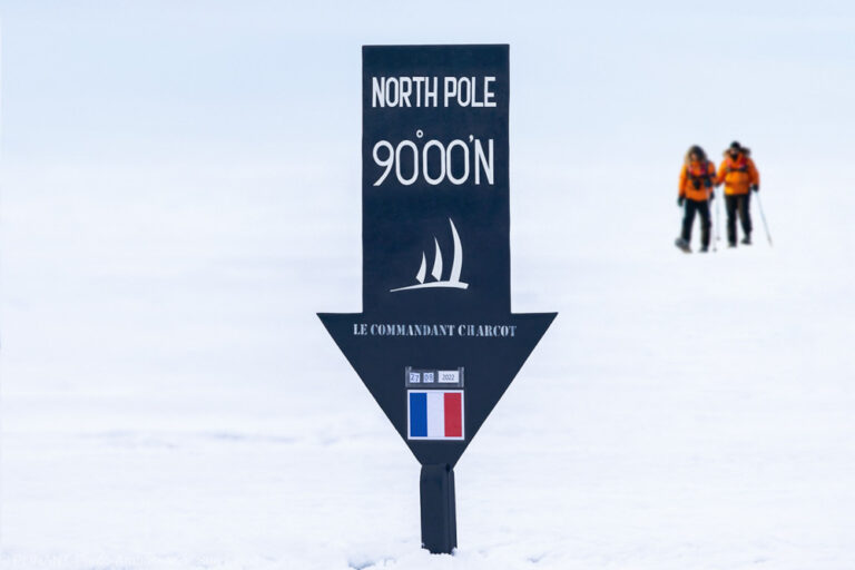 Nordpol Schild mit Passagieren der Le Commandant Charcot PONANT-Photo-Ambassador-Sue Flood