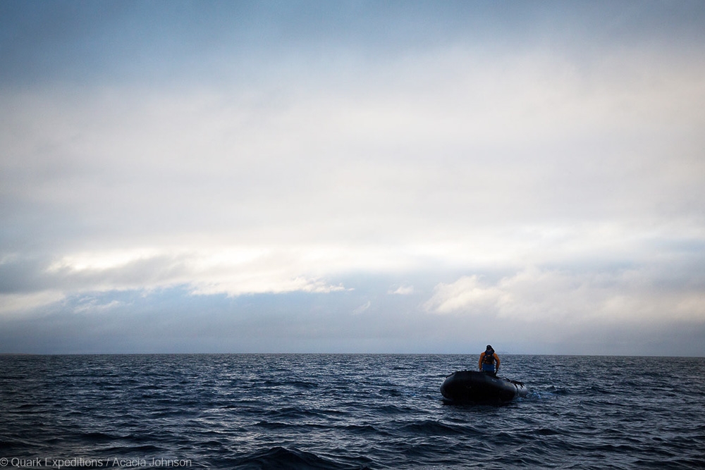 Zodiac in der Bellot Strait Kanadische Arktis Quark Expeditons Acacia Johnson Zodiac in der Bellot Strait Kanadische Arktis Quark Expeditons Acacia Johnson