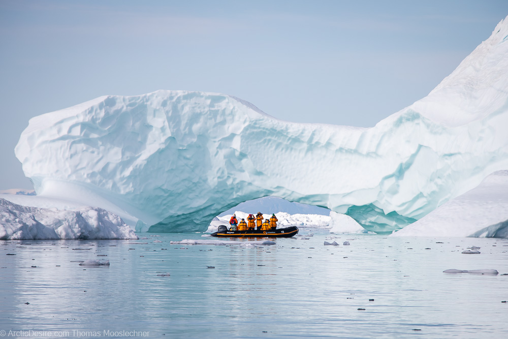 Zodiac vor einem Eisberg in der Arktis ArcticDesirecom Thomas Mooslechner