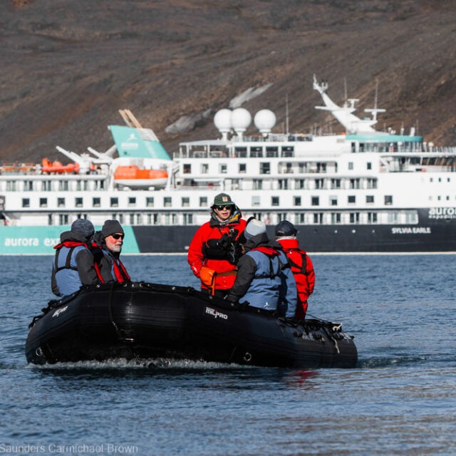 Zodiacs mit Schiff und Passagieren in Kanada in der Arktis Aurora Expeditions Saunders Carmichael-Brown