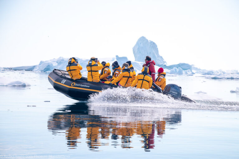 Fahrt mit einem Zodiac Disco Bay Arktis ArcticDesirecom Thomas Mooslechner
