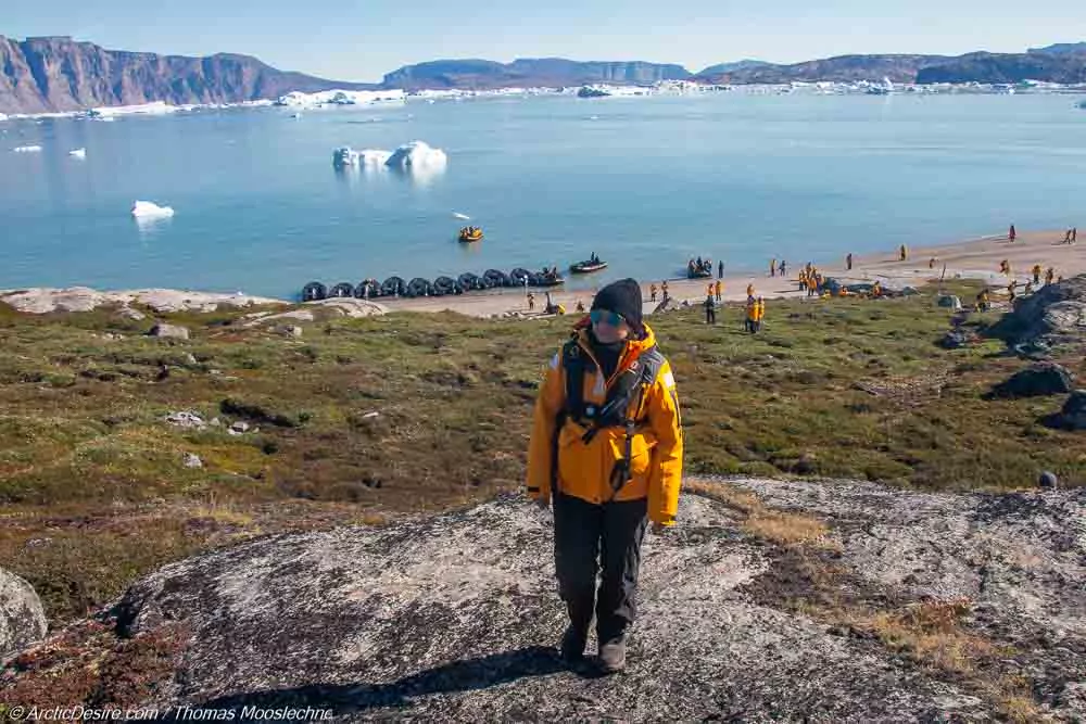 Darias erster Landgang in Uummannaq in Erster Eisberg in Grönland ArcticDesire.com Thomas Mooslechner