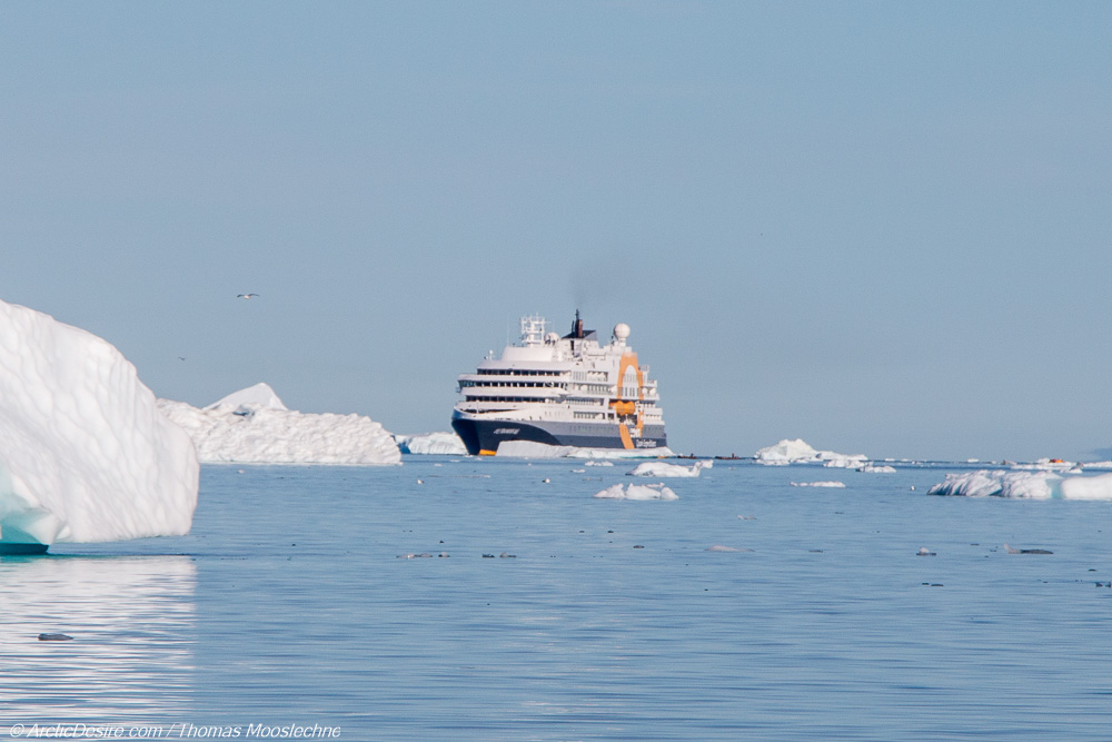 Erste Zodiac Cruise in Uummannaq in Erster Eisberg in Grönland ArcticDesire.com Thomas Mooslechner