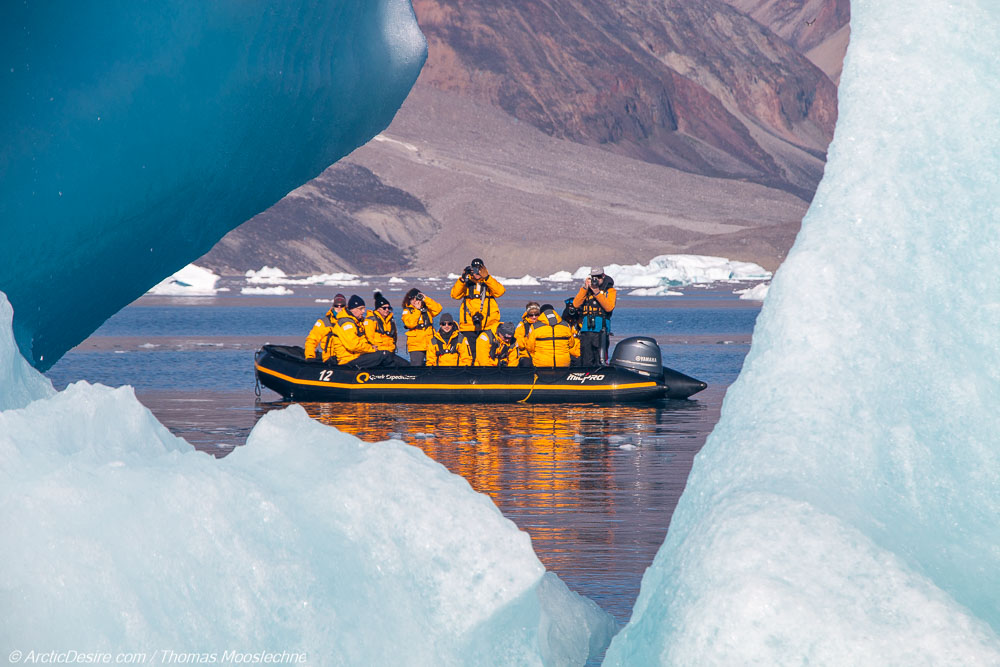Erste Zodiac Cruise in Uummannaq in Erster Eisberg in Grönland ArcticDesire.com Thomas Mooslechner