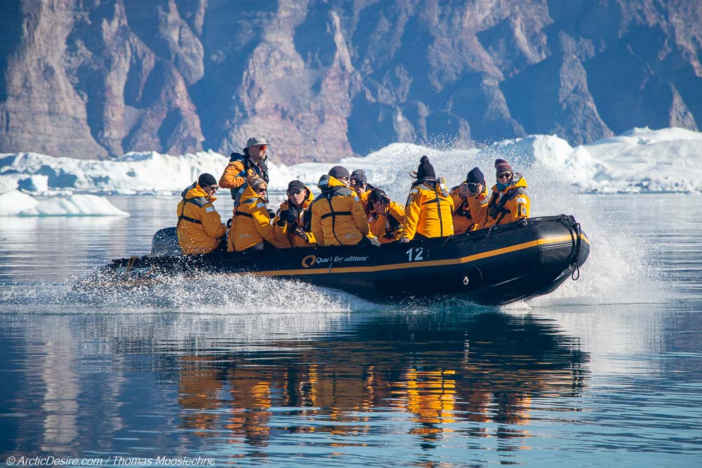 Erste Zodiac Cruise in Uummannaq in Erster Eisberg in Grönland ArcticDesire.com Thomas Mooslechner