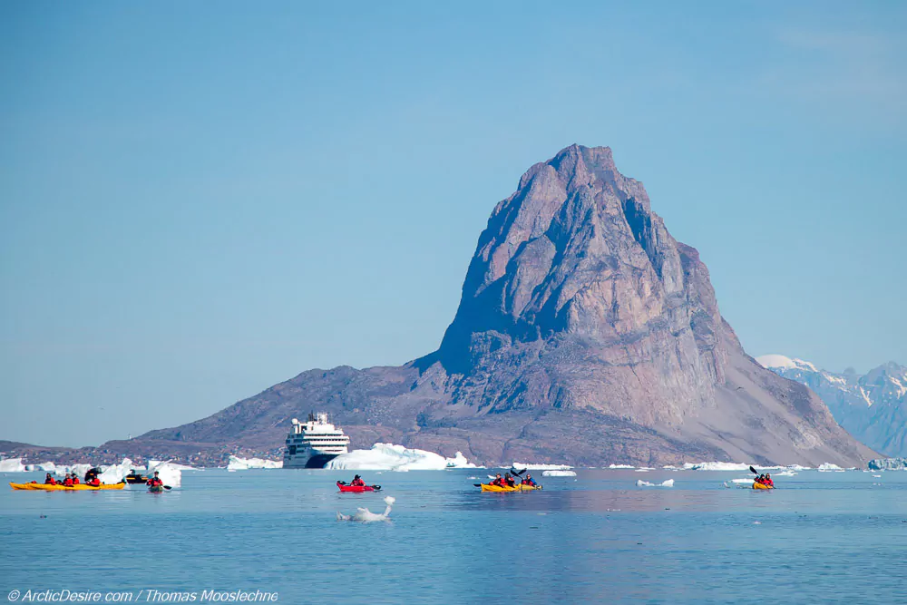 Erste Zodiac Cruise in Uummannaq in Erster Eisberg in Grönland ArcticDesire.com Thomas Mooslechner