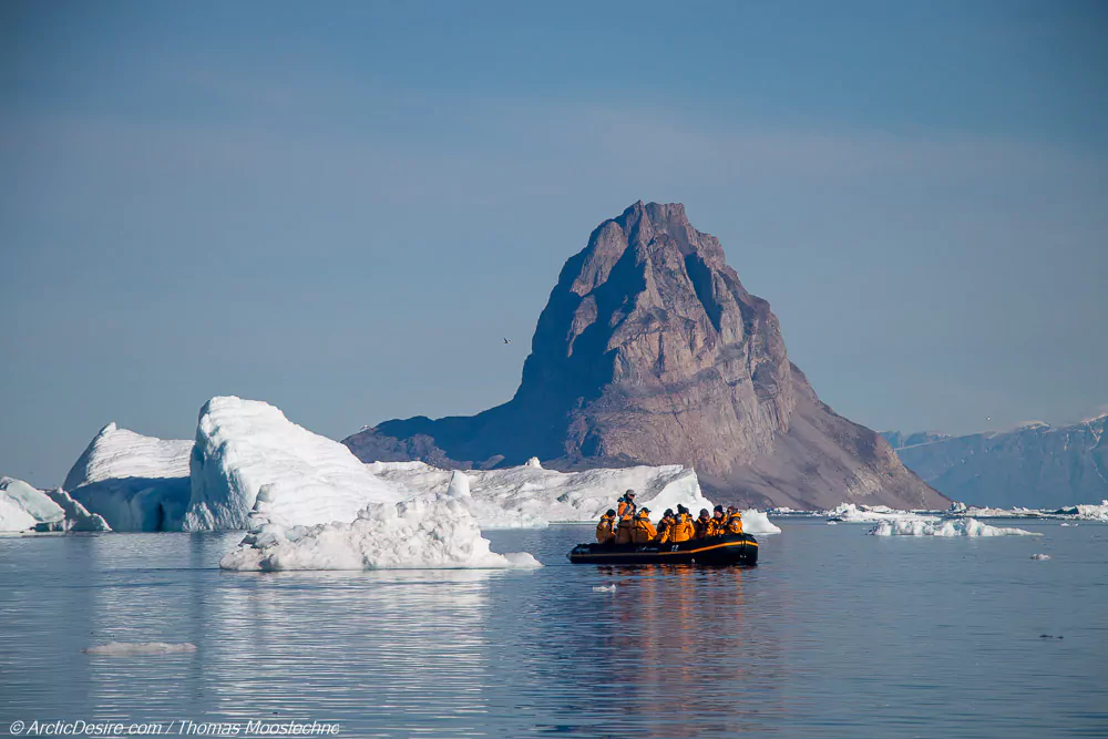 Erste Zodiac Cruise in Uummannaq in Erster Eisberg in Grönland ArcticDesire.com Thomas Mooslechner