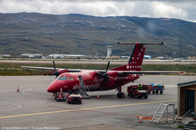 Flugzeug von Air Greenland in Gronland ArcticDesire.com Thomas Mooslechner