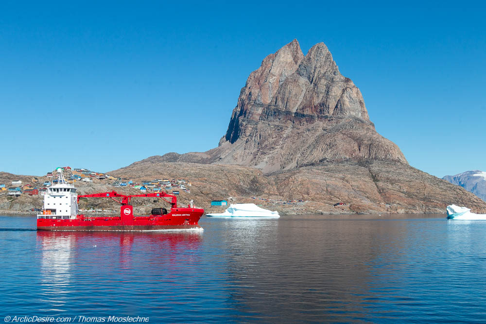 Ein Schiff vor Uummannaq in Grönland ArcticDesire.com Thomas Mooslechner