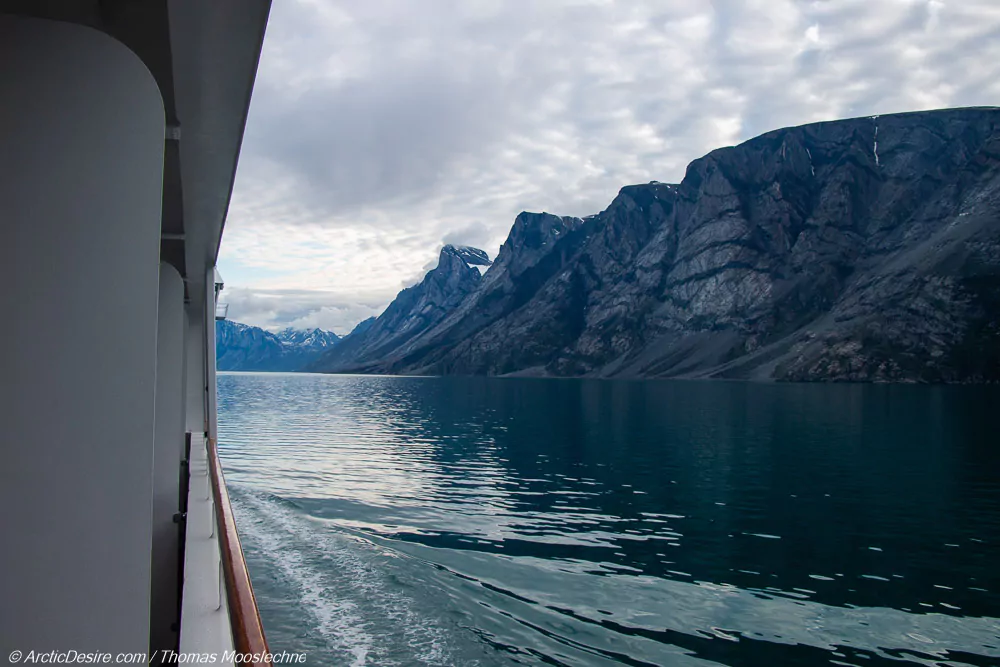 Mitternachtssonne im Kangerlussuaq Fjord in Grönland ArcticDesire.com Thomas Mooslechner