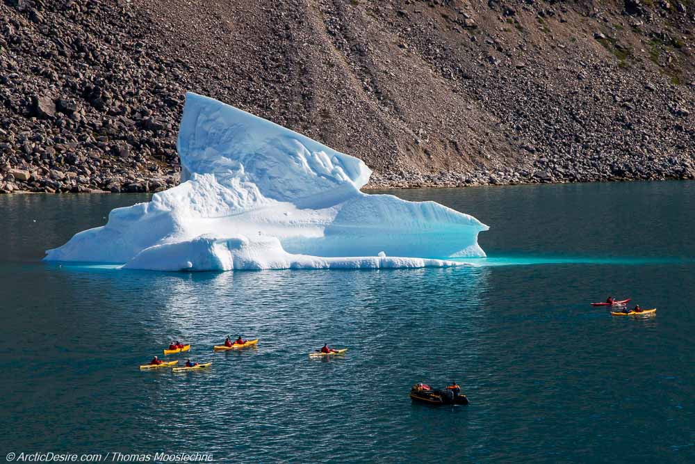 Seekayaks in Uummannaq in Erster Eisberg in Grönland ArcticDesire.com Thomas Mooslechner