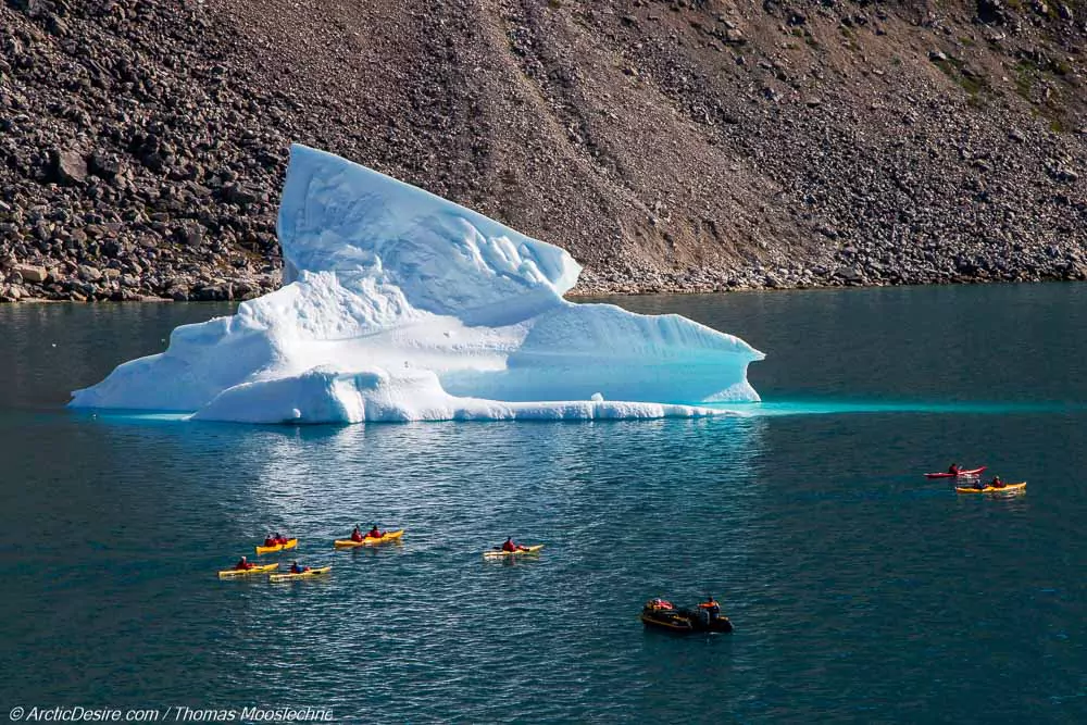 Seekayaks in Uummannaq in Erster Eisberg in Grönland ArcticDesire.com Thomas Mooslechner