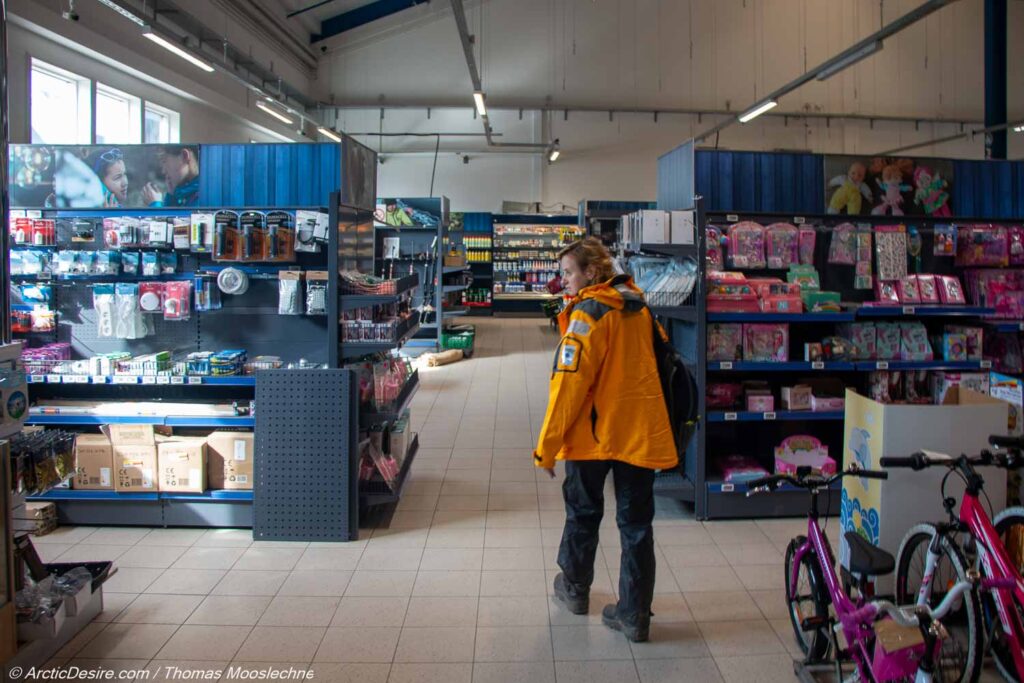 Supermarkt in Qeqertarsuaq in Gronland ArcticDesirecom Thomas Mooslechner