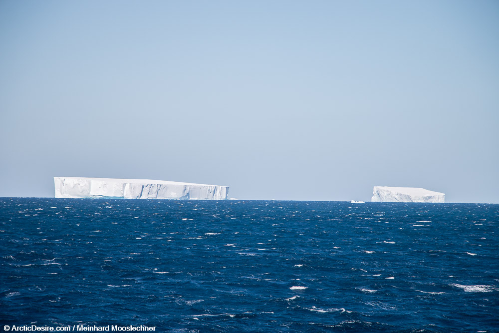 Eisberge in der Drake Passage in der Antarktis