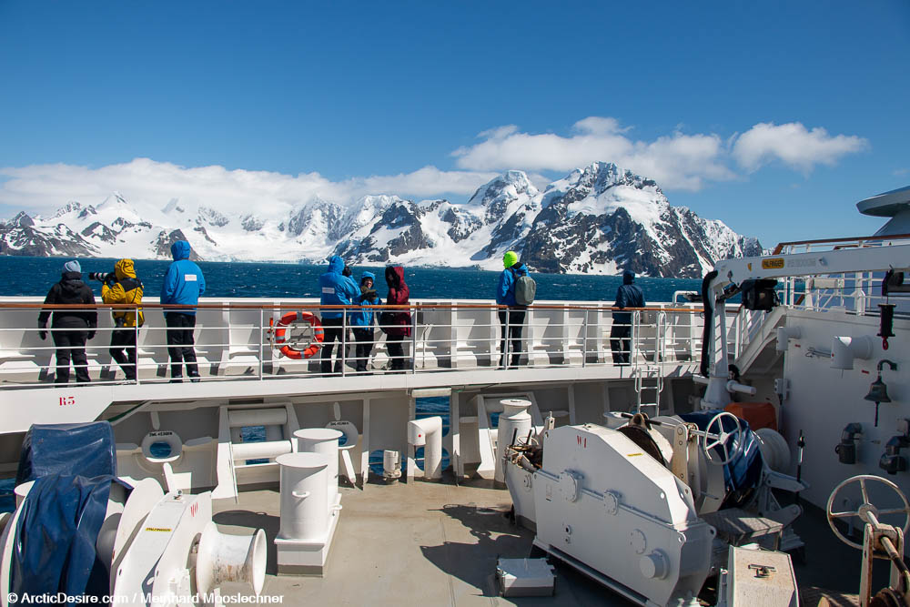 Expeditionsschiff HANSEATIC nature in Elephant Island Antarktis