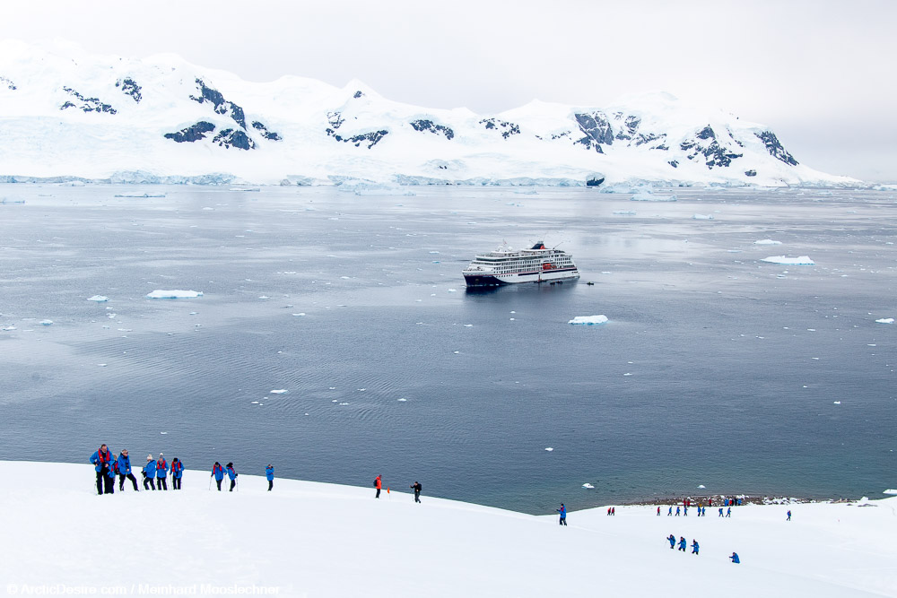 Expeditionsschiff HANSEATIC nature in Neko Harbour Antarktis