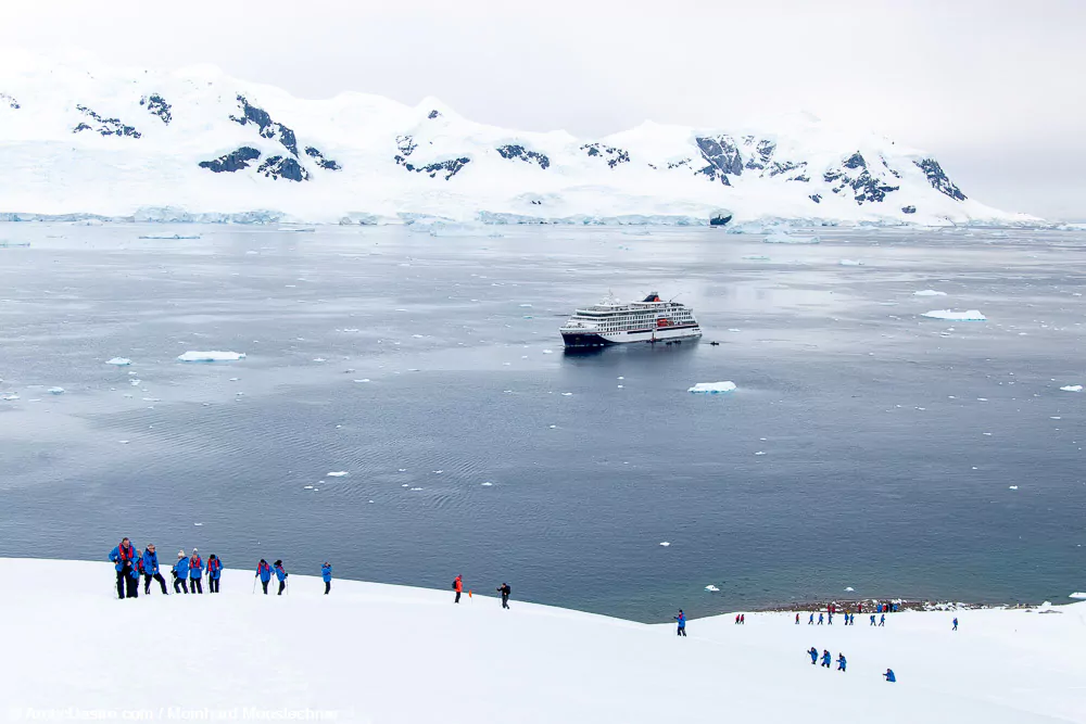 Expeditionsschiff HANSEATIC nature in Neko Harbour Antarktis