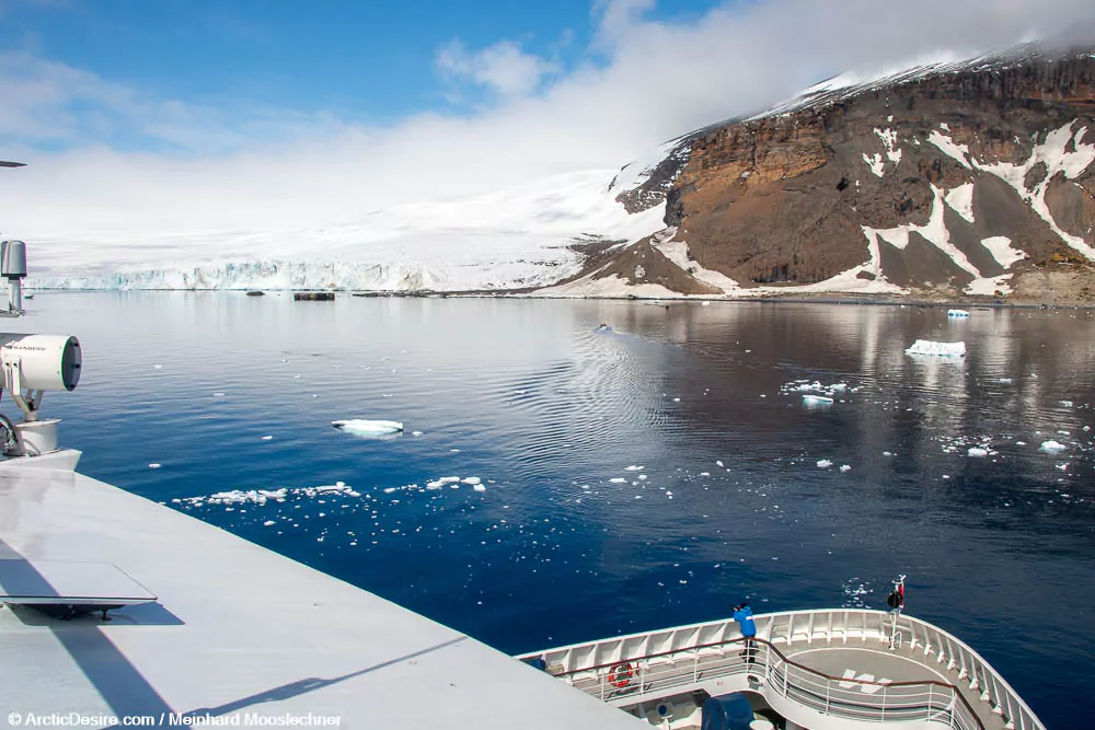 Expeditionsschiff in Brown Bluff in der Antarktis