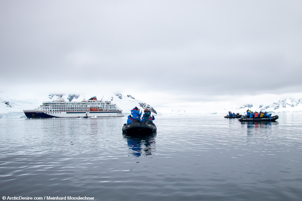 Expeditionsschiff in Paradise Bay in der Antarktis