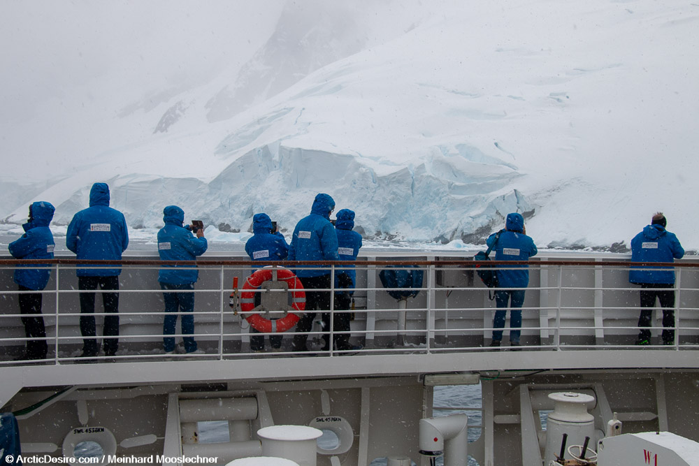 Expeditionsschiff in der Antarktis