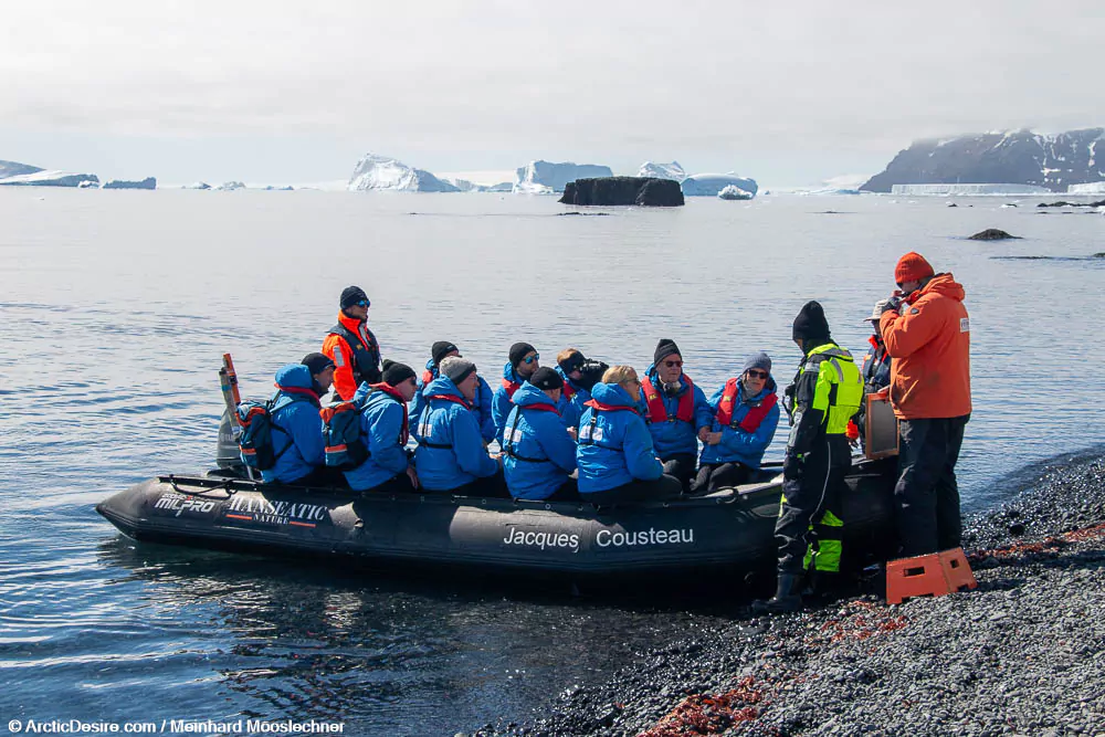 Zodiac in Brown Bluff in der Antarktis