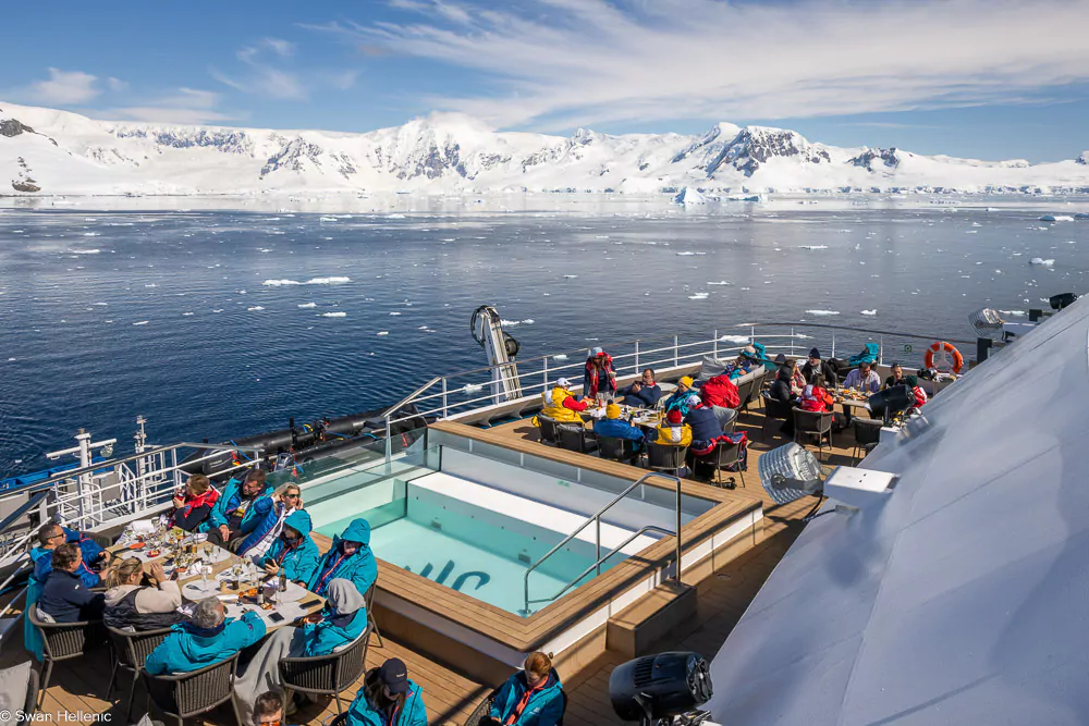 Pool am Heck in der Antarktis der SH Minerva von Swan Hellenic Pool am Heck in der Antarktis der SH Minerva von Swan Hellenic